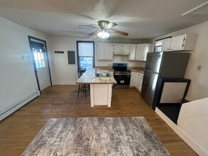 111 Summer St, Unit 3 in Biddeford, ME - Foto de edificio - Building Photo