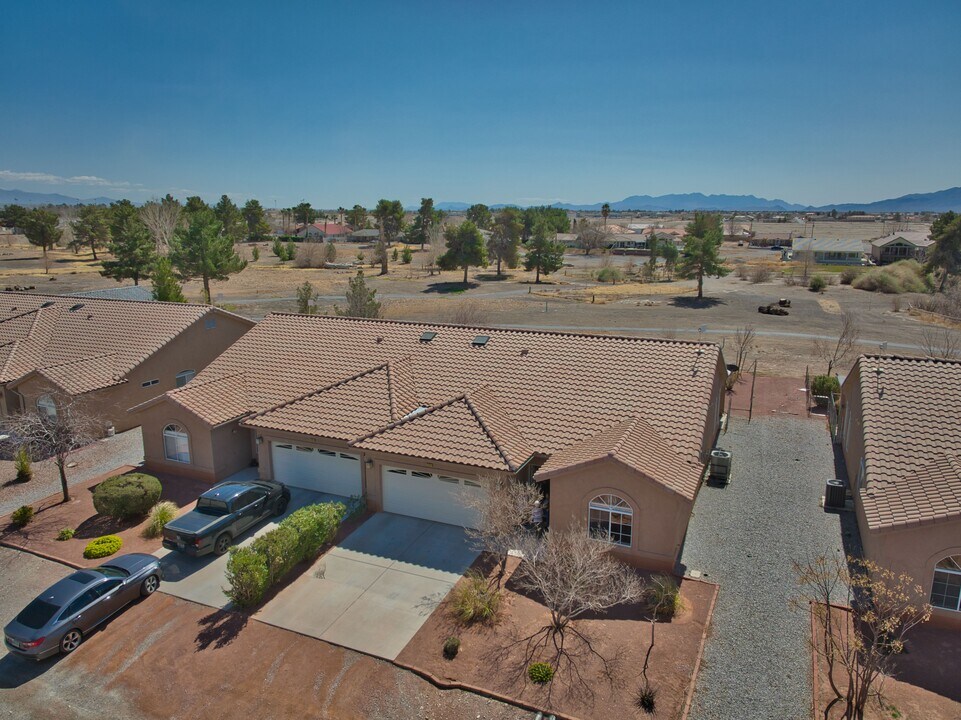 1121 Bourbon St, Unit Unit A in Pahrump, NV - Foto de edificio