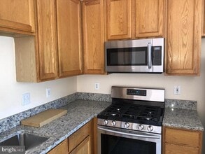 14286 Glade Spring Dr in Centreville, VA - Building Photo - Building Photo