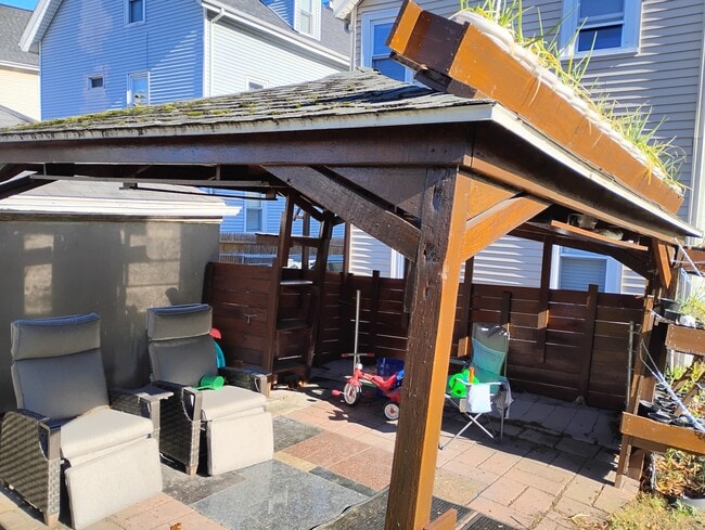 213 Pleasant St, Unit 4 in Pawtucket, RI - Building Photo - Building Photo