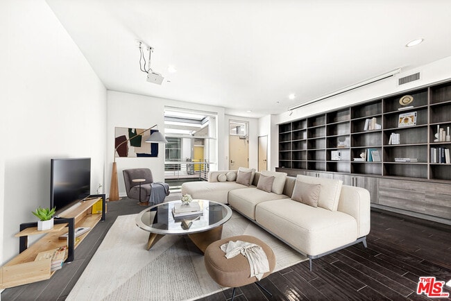 property at 3119 Vía Dolce