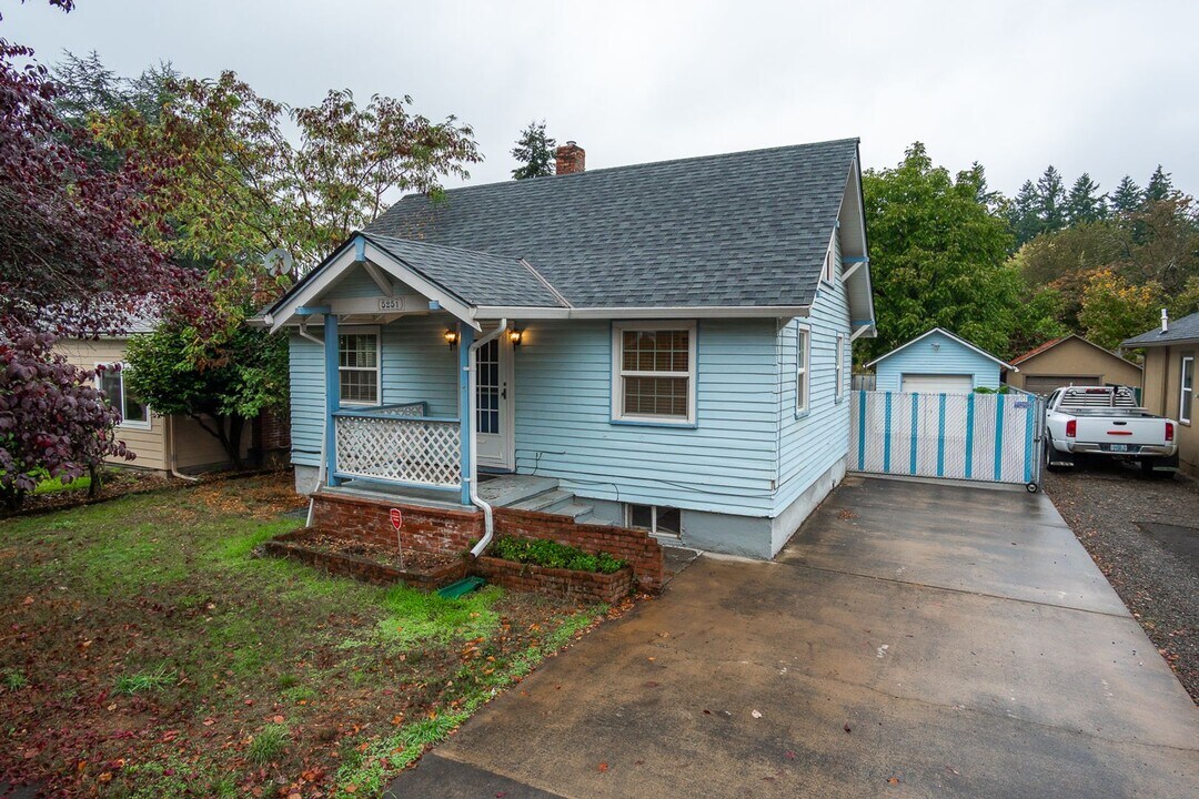 5251 SE Bybee Blvd in Portland, OR - Building Photo