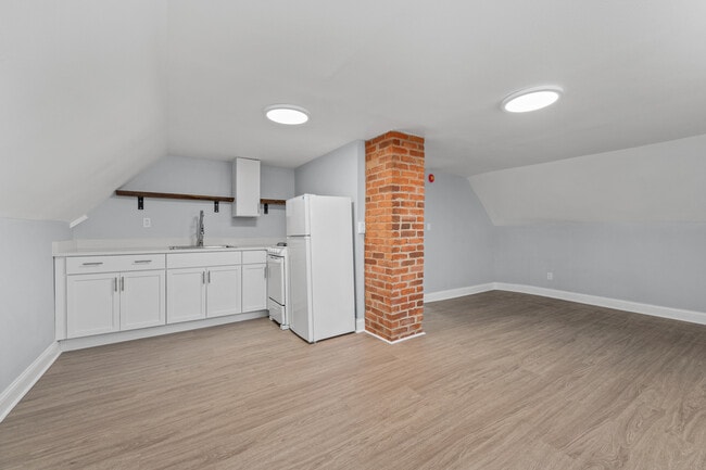 221 N Elizabeth St, Unit 4 in Wichita, KS - Foto de edificio - Building Photo