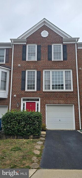 25216 Dunvegan Square in Chantilly, VA - Building Photo