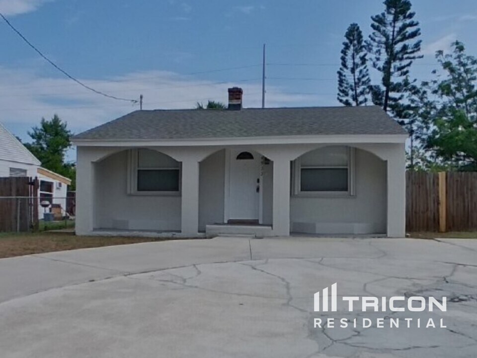 4933 12th Ave S in Gulfport, FL - Foto de edificio