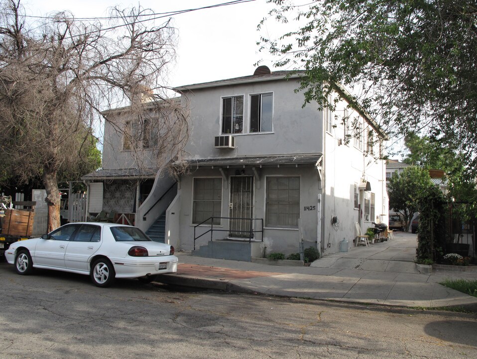 Miranda Gardens in North Hollywood, CA - Building Photo