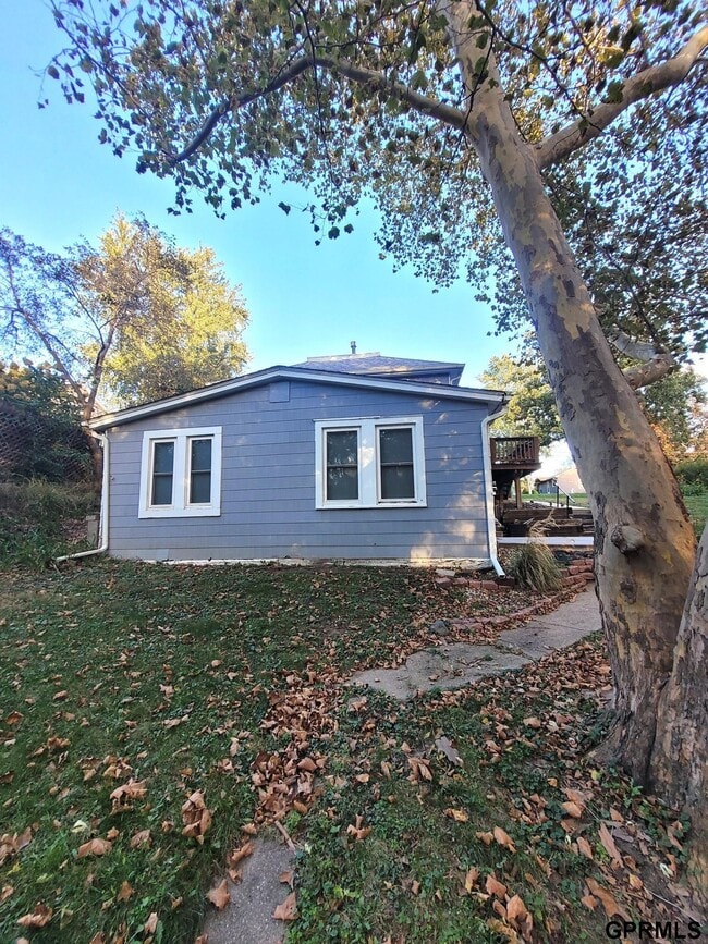 property at 624 S 8th St