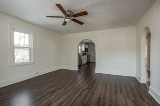 6238 St Marys Rd in Floyds Knobs, IN - Foto de edificio - Building Photo