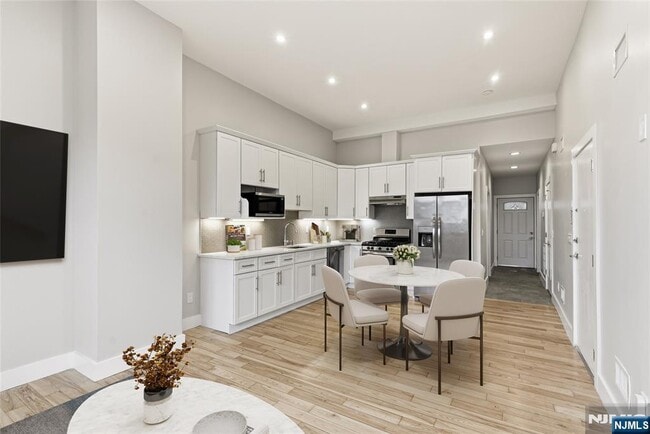 12 Dempsey Ave in Edgewater, NJ - Building Photo - Building Photo