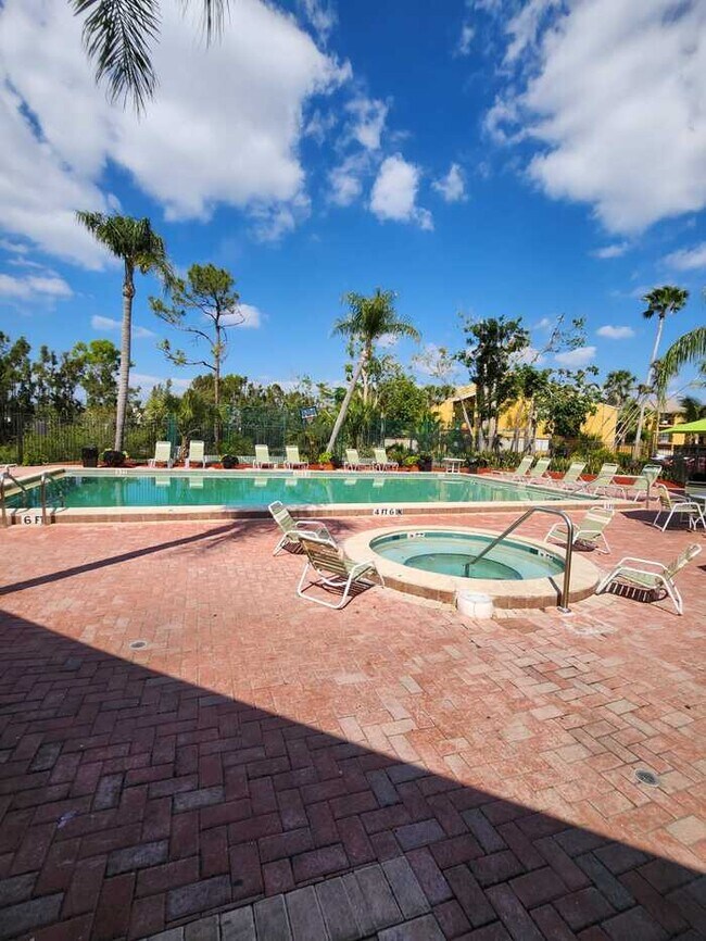 2929 Winkler Ave in Ft. Myers, FL - Building Photo - Building Photo