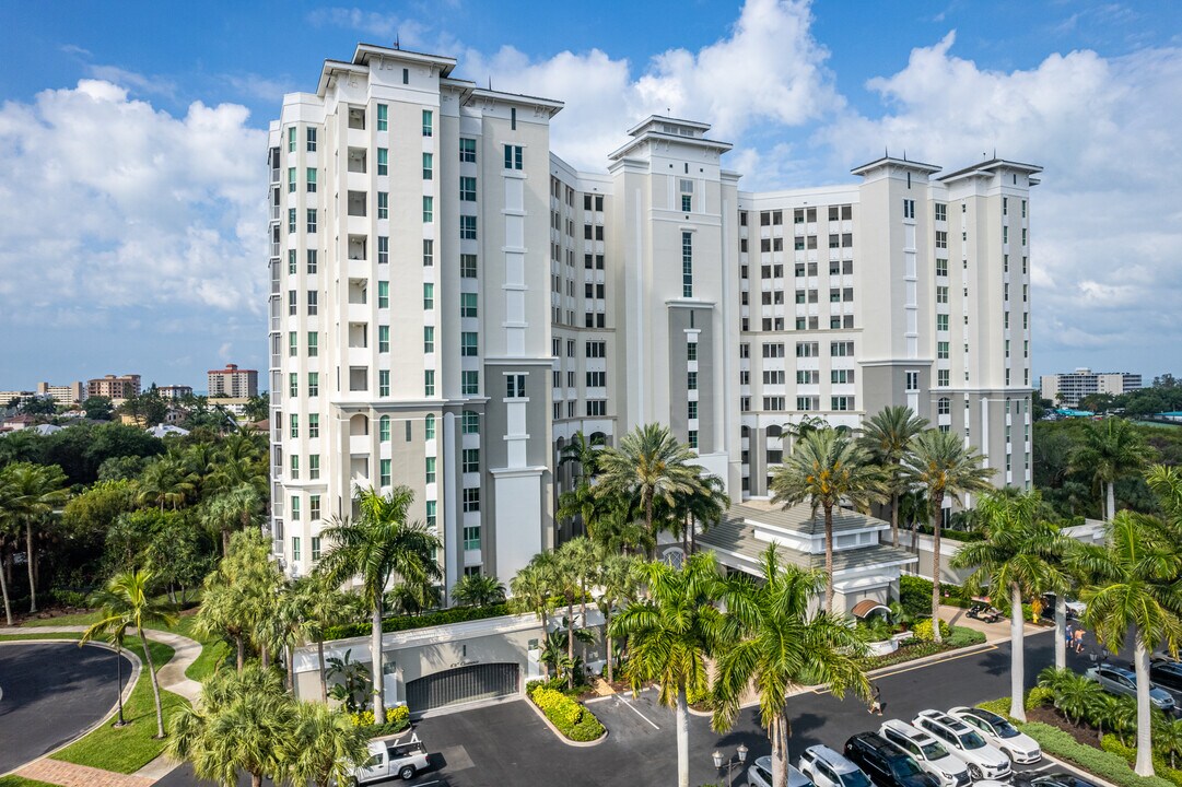 Antigua at The Dunes of Naples in Naples, FL - Foto de edificio