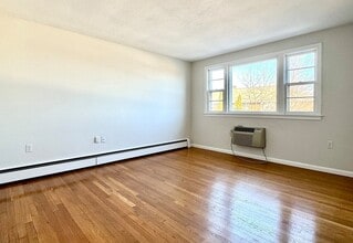 206 High St, Unit 1 in Waltham, MA - Building Photo - Building Photo