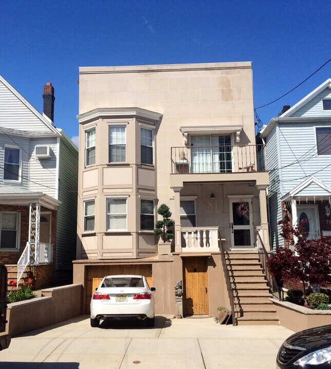 81 W 27th St in Bayonne, NJ - Building Photo