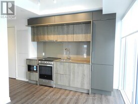 448 Burnhamthorpe Rd W in Mississauga, ON - Building Photo