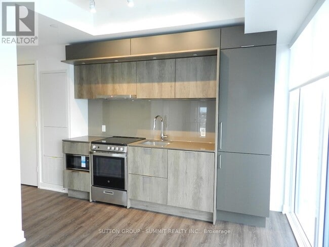 property at 448 Burnhamthorpe Rd W