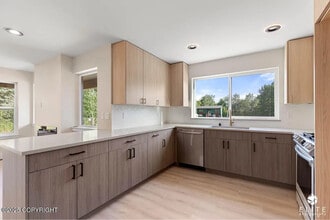 1401 Holland Ave in Wasilla, AK - Foto de edificio - Building Photo