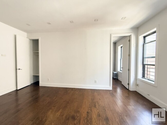 EASTERN PARKWAY / Spacious 1-Bedroom 1-Bat in Brooklyn, NY - Building Photo - Building Photo