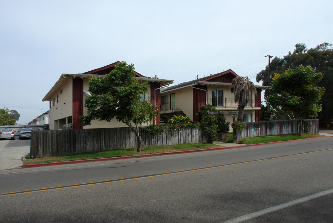 820 Camino Corto in Goleta, CA - Building Photo