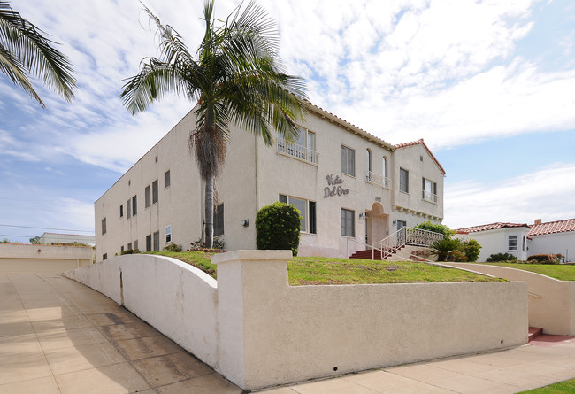 1352 W 10th St in San Pedro, CA - Foto de edificio - Building Photo