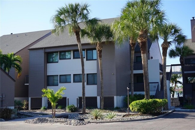 534 Pinellas Bayway S in Tierra Verde, FL - Foto de edificio - Building Photo
