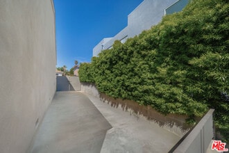 726 W 37th St in Los Angeles, CA - Building Photo - Building Photo