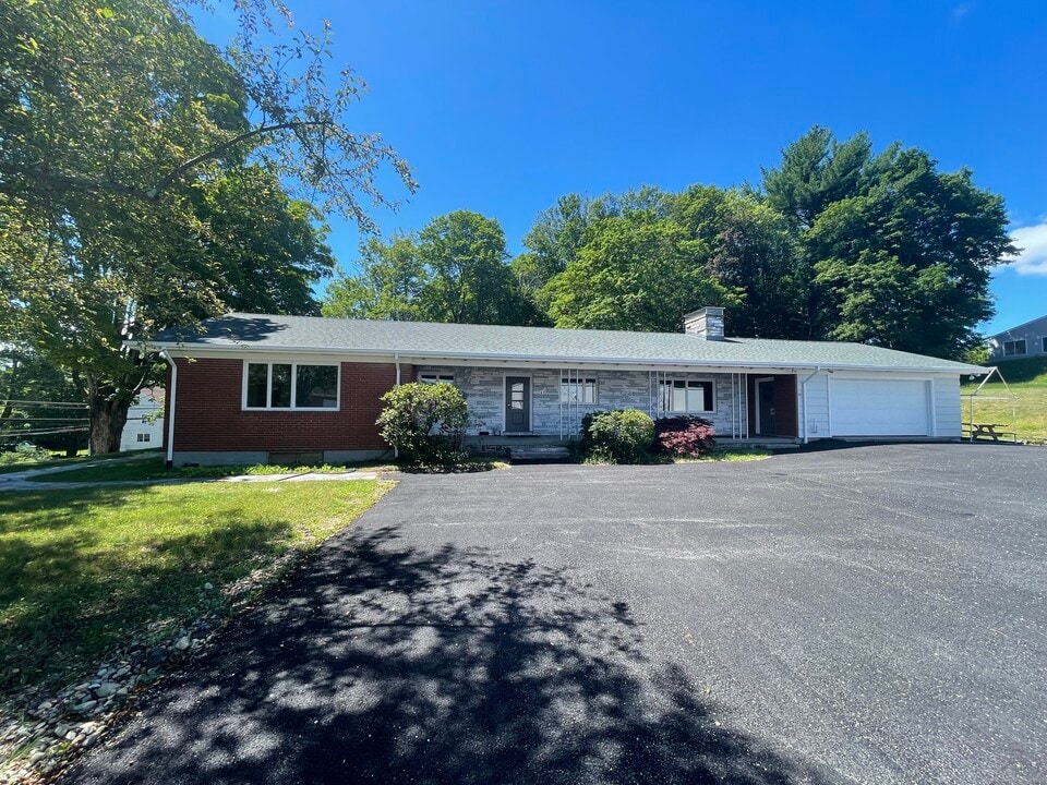 66 Main St in Thompson, CT - Building Photo