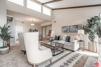 11805 Mayfield Ave-Unit -305 in Los Angeles, CA - Building Photo - Building Photo