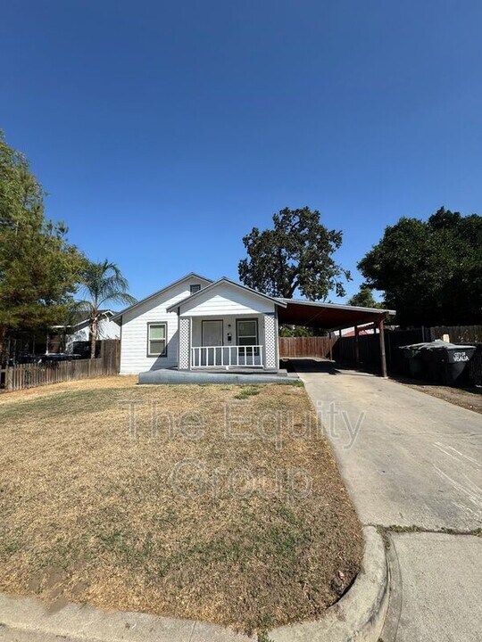 1006 N Conyer St in Visalia, CA - Building Photo