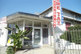 702-706 N Garey Ave in Pomona, CA - Foto de edificio - Building Photo