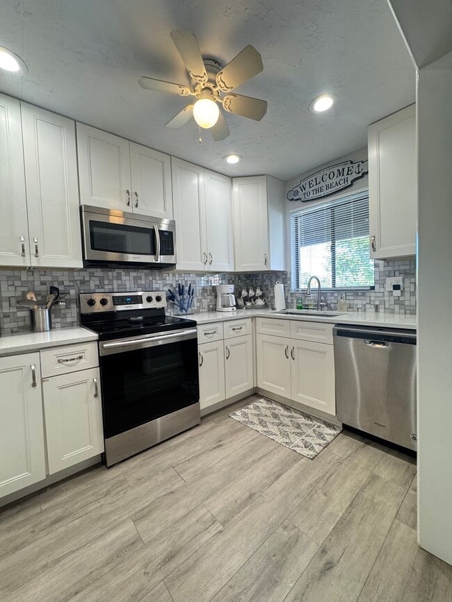 1634 Stickney Point Rd in Sarasota, FL - Building Photo - Building Photo