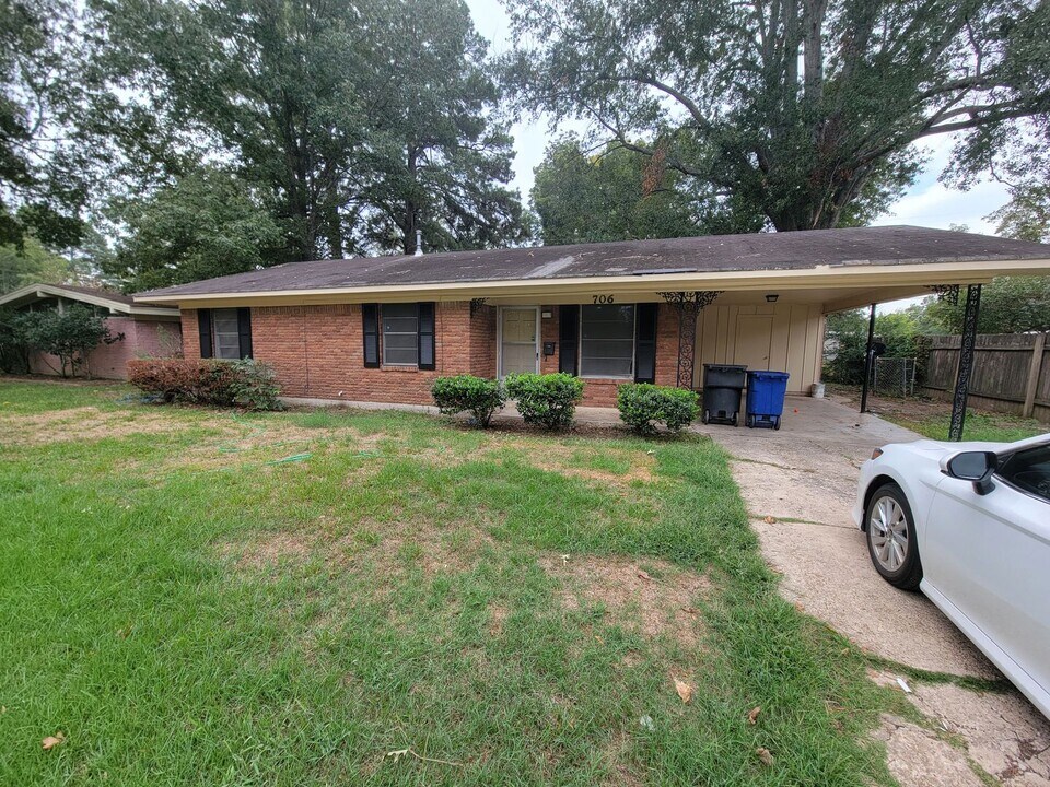 706 Woodmont Pl in Shreveport, LA - Building Photo