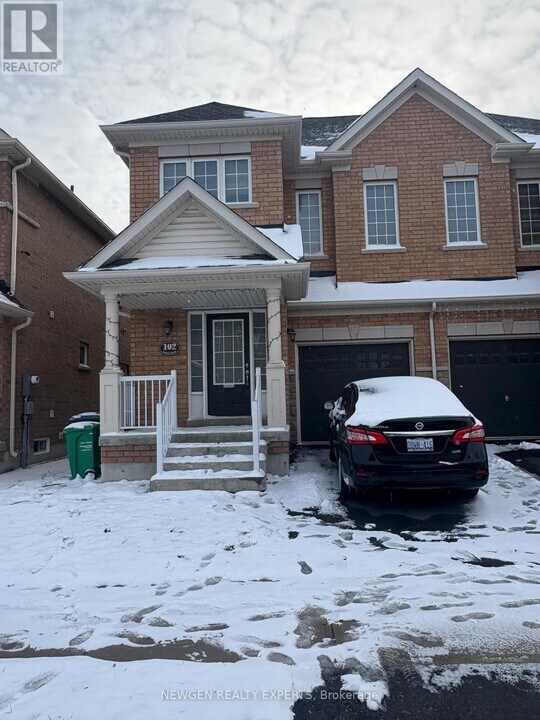 102 Lanark Cir in Brampton, ON - Building Photo