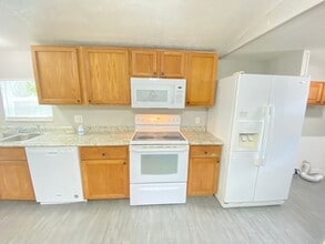 Charming 3-Bedroom, 2-Bath Home with Fence in Casselberry, FL - Building Photo - Building Photo