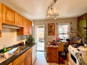 4 Mead St, Unit 1A in Boston, MA - Foto de edificio - Building Photo