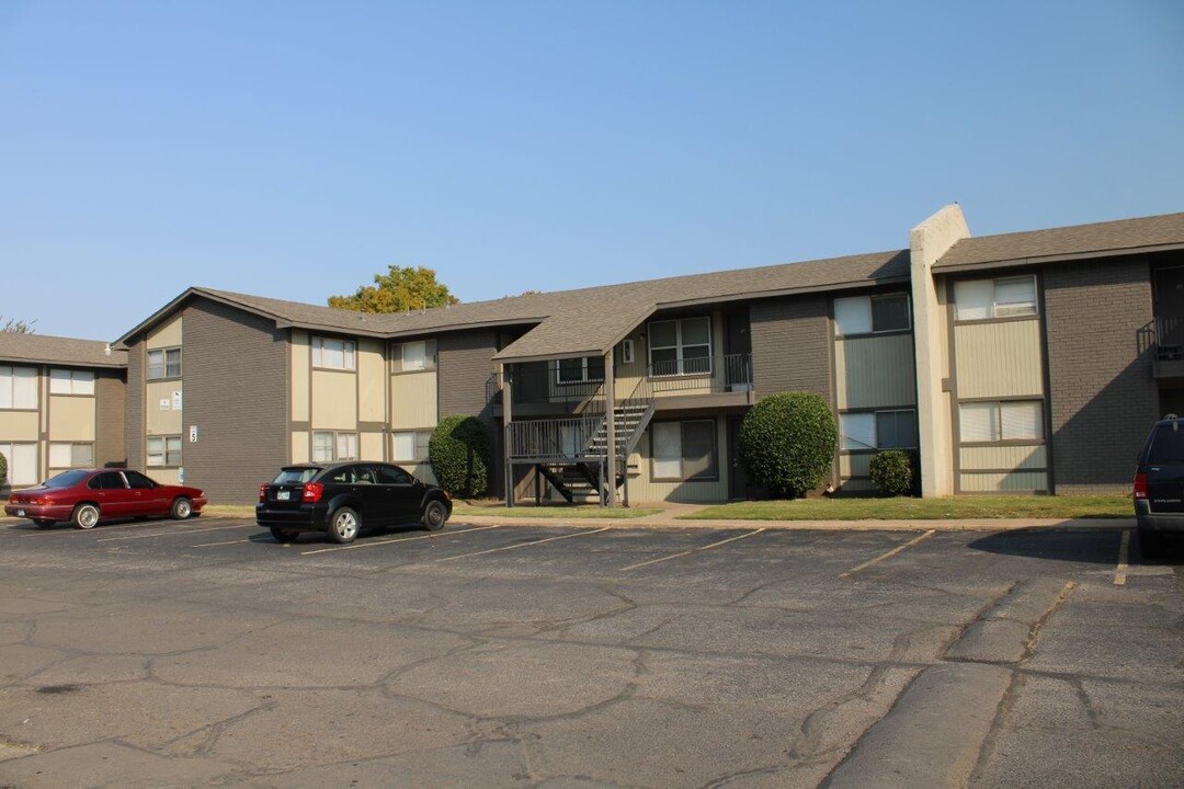 Casa Linda Apartments in Tulsa, OK - Building Photo