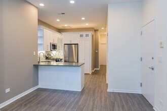 2324 N Clark St in Chicago, IL - Building Photo - Building Photo