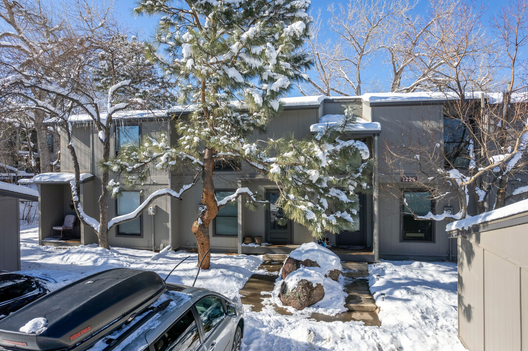 1225 Bear Mountain Dr in Boulder, CO - Building Photo