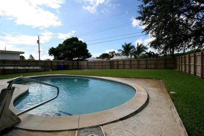 4534 Van Buren St in Hollywood, FL - Building Photo - Building Photo