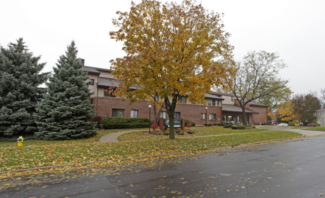 Lake Comus Manor in Delavan, WI - Foto de edificio - Building Photo