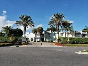 415 Executive Center Dr in West Palm Beach, FL - Building Photo - Building Photo