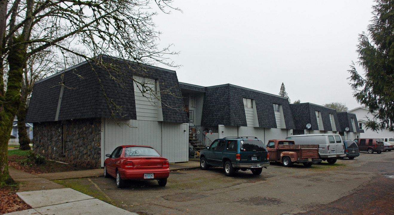 502 Madison Ave in Cottage Grove, OR - Building Photo