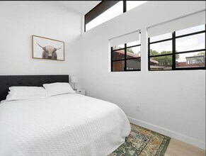 400 E 30th St, Unit 200 in Austin, TX - Foto de edificio - Building Photo