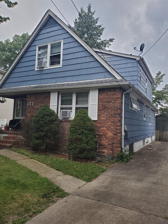 59 Dunwood Rd in Port Washington, NY - Building Photo