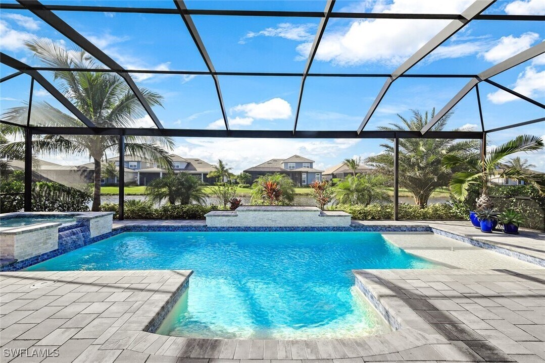 11200 Canal Grande Dr in Ft. Myers, FL - Foto de edificio