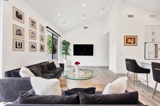 78 Shadyspring Dr in Burbank, CA - Building Photo - Building Photo