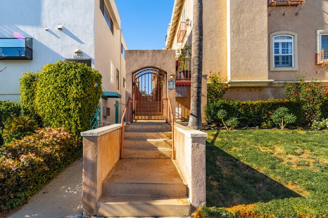 11525 Ohio Ave in Los Angeles, CA - Building Photo - Building Photo