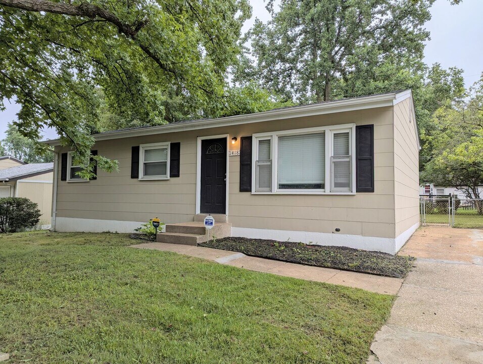 1418 Broadlawns Ln in St. Louis, MO - Building Photo
