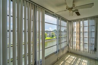8350 Sands Point Blvd in Tamarac, FL - Building Photo - Building Photo