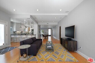 560 N Plymouth Blvd in Los Angeles, CA - Building Photo - Building Photo