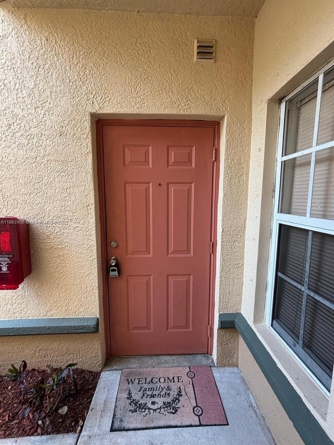 2578 Centergate Dr in Miramar, FL - Building Photo - Building Photo